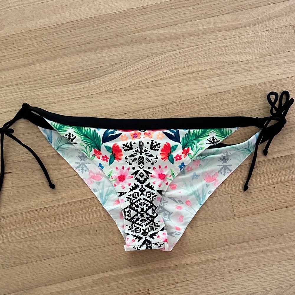 Body Glove tanga floral bikini bottoms with tie-up sides and ruching - L